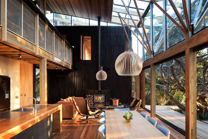 Luftiger, offener Wohnbereich mit Glaswänden und einem mit Osmo Hartwachs-Öl Original geschützten Eukalyptusfußboden