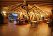 Decke, Wandverkleidungen, Fußböden und Möbel aus Holz – der Essbereich mit Inneneinrichtung des Hotels Gela in Bulgarien – Osmo Referenz