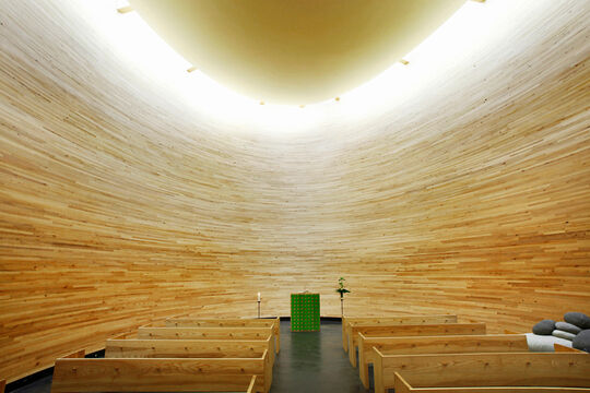 Der Innenbereich aus Erlenholz mit dem Altar – Osmo Referenz Kamppi-Kapelle in Helsenki