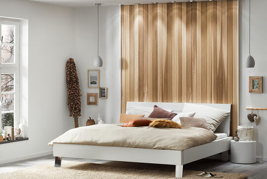 Exclusive Holzarten als Profilholz geben dem Schlafzimmer eine besondere Ausstrahlung