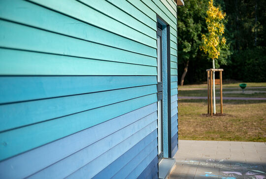 Osmo Fassadenprofile aus holz in blauen Farbabstufungen mit der Landhausfarbe