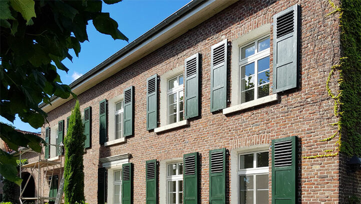 Denkmalgeschützte Hofanlage erhält neue Fensterläden aus Holz welche mit Osmo geschützt werden