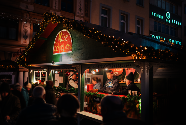 Thanks to Osmo Landhausfarbe, the cheese stand at the Christmas Market is decorated in festive colours