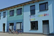 Die in verschiedenen Blautönen gestrichene Holzfassade der Kindertagesstätte – Osmo Referenz