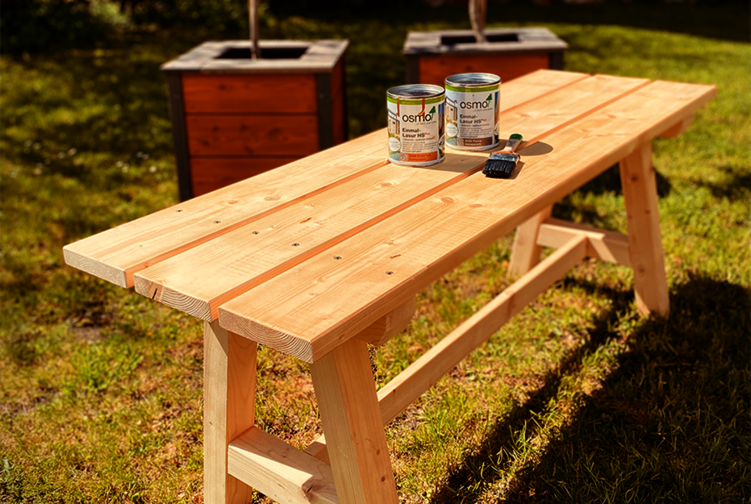 Unbehandelte Gartenbank selber bauen oder beim Fachhändler erwerben und vorbereiten.