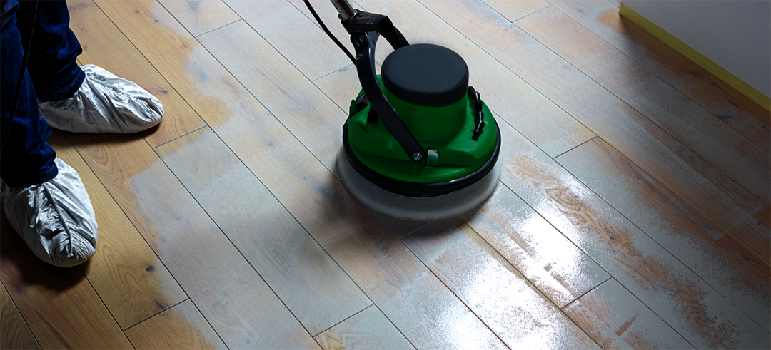 Buff Osmo Öl-Beize into the wood surface with a single disc buffing machine and a white pad.