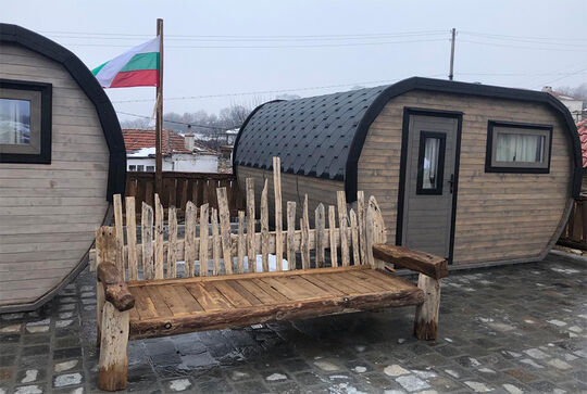 Schnee, Wind und Regen können diesen Bungalows in Bulgarien nichts antun. Osmo Produkte schützen die Holzoberflächen im Außenbereich – Referenz