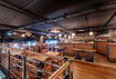 Erster Stock der Brauerei Trzy Koronoy – Tische, Geländer, Arbeitsplatten der Theke und Stühle aus Holz gepflegt mit Osmo - Referenz 