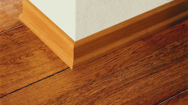  Fussbodenleisten in Holzoberfläche