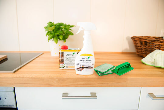Osmo TopOil und Spray Cleaner lassen sich optimal in der Küche auf Küchenarbeitsplatten verwenden.