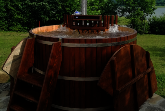 Thanks to Osmo coatings, the wood of this barrel whirlpool is water-repellent