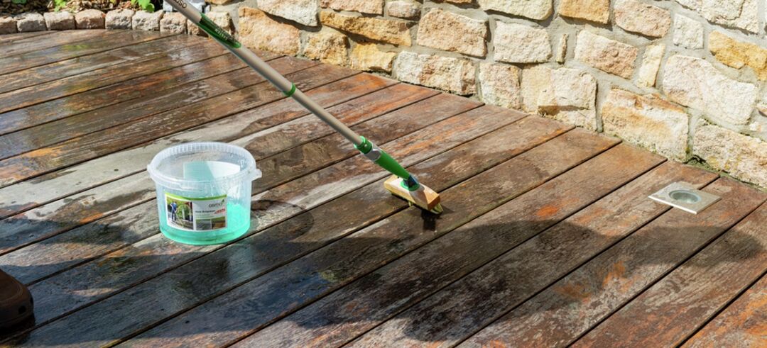 Osmo Pflegetipps Anleitung zum Entgrauen – Kraftgel gleichmäßig auf die Terrasse auftragen, einarbeiten und 20 Minuten einwirken lassen