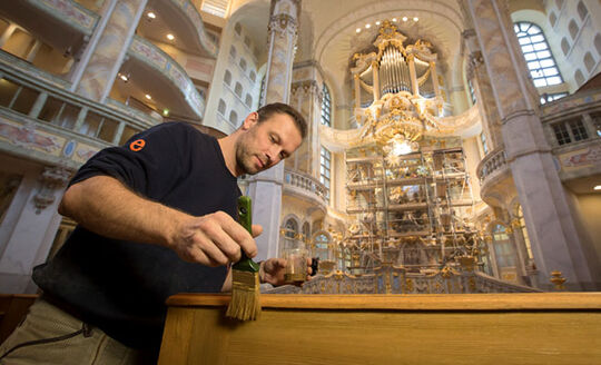 Leicht zu verarbeiten, gut fürs Holz: Osmo Hartwachs-Öl in der Dresdener Frauenkirche