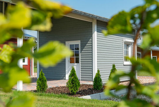 Osmo Holz Fassadenprofil in neutralem Grau mit der Landhausfarbe