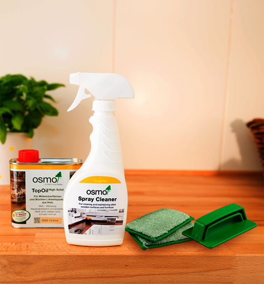 Mit dem Osmo TopOil und Osmo Spray sind Küchenarbeitsplatten aus Massivholz bestens geschützt