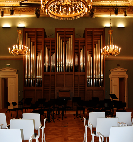 The Oak flooring in the richly adorned organ hall is protected with Osmo Hartwachs-Öl