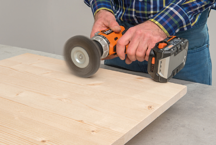 Einfache Anwendung zum selber machen – der Duo-Ton Stil. Geben Sie Ihrem Holz eine strukturierte Oberfläche mit einem Bohrschrauber und einem Messingbürstenaufsatz – Osmo Ideengeber zum selber machen