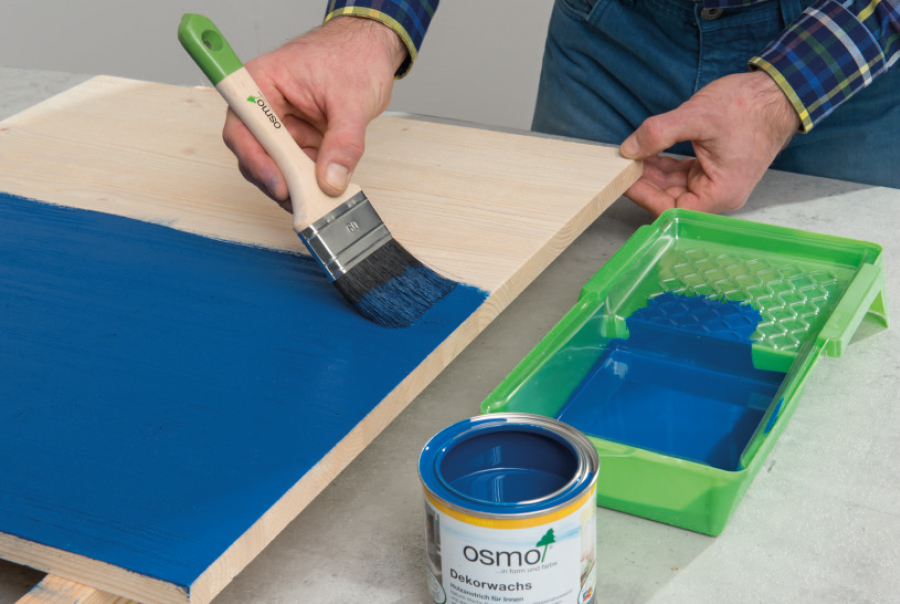 Tragen Sie die erste Farbschicht dünn in Maserrichtung mit Ihrer Osmo Dekorwachs Lieblingsfarbe auf. Der Osmo Flächenstreicher oder die Osmo Mikrofaserrolle eignet sich bestens dafür. Lassen Sie die Farbe 24 Stunden trocknen.