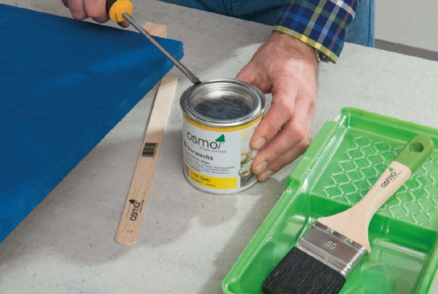 Sie können nun die zweite Osmo Dekorwachs Farbe auf Ihre Holzoberfläche auftragen. Streichen Sie dafür die zweite Farbe direkt auf die erste Farbschicht.