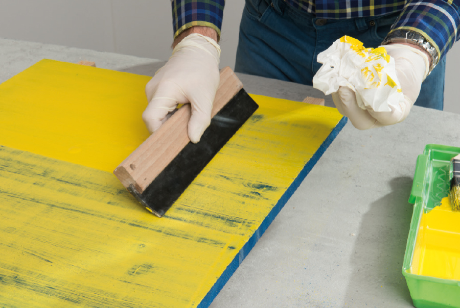 Nach dem Auftragen der zweiten noch feuchten Farbschicht einfach die Farbe mit einem Rakel wieder abnehmen und an einem Stück Stoff abstreifen. 24 Stunden trocknen lassen.