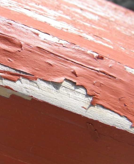Causes for a weathering on exterior wood