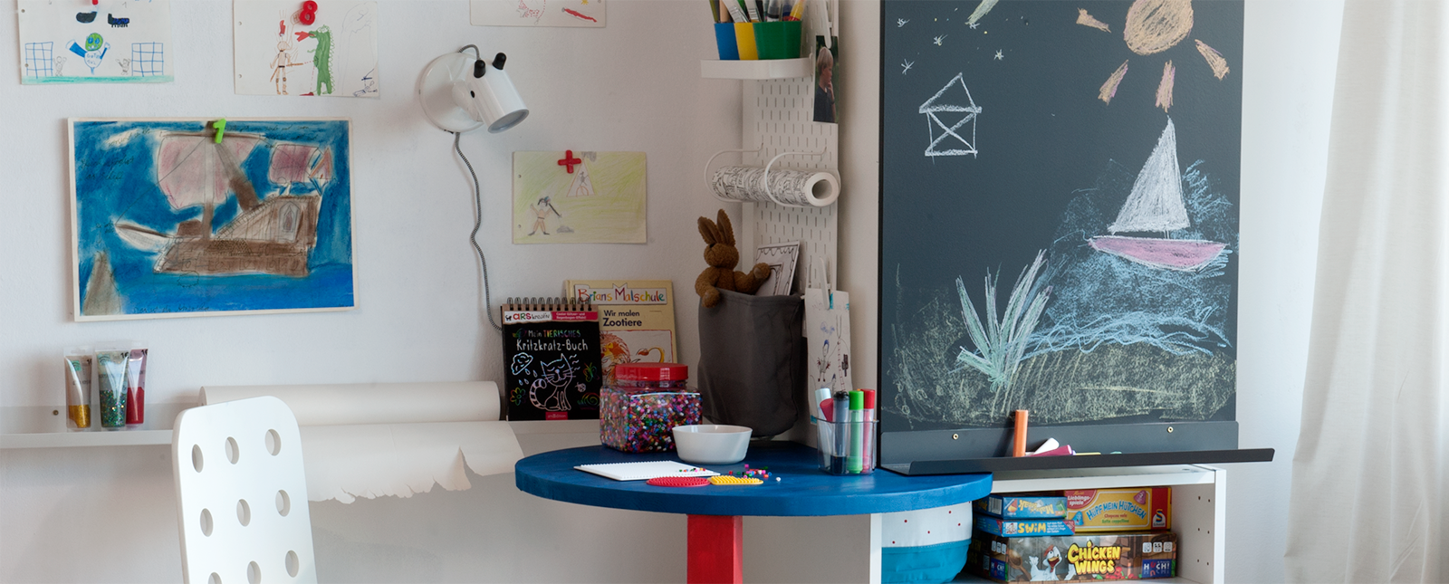 Ein Bastelschrank mit Tisch zum Nachbauen mit Dekorwachs und Leimholz von Osmo