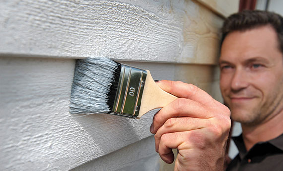Osmo Farbe und Anstriche - angeraute Holzfassade am Haus wird mit Osmo Farbe weiß gestrichen