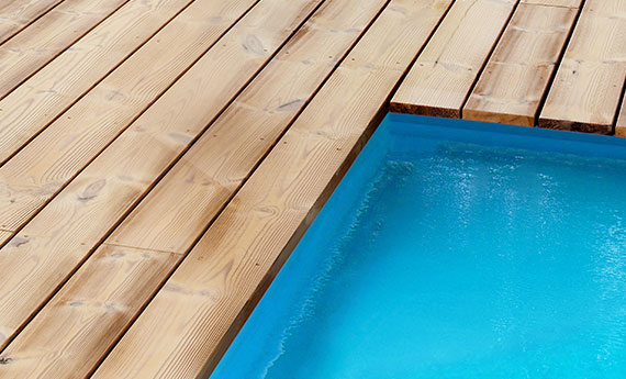 Osmo Anstriche und Farbe – Poolumrandung mit Osmo behandelt, für einen guten UV-Schutz im Außenbereich und für Treppen