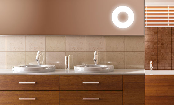 Osmo Anstriche im Badezimmer mit Holzverkleidungen und Holzmöbeln und Fußboden – alles für Feuchträume OSMO