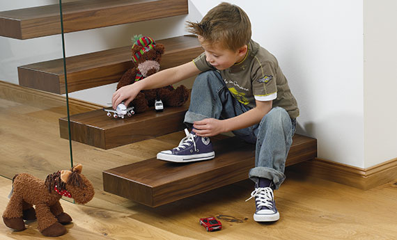 Osmo - Anstrich, Farbe, Pflege und Schutz für Treppen - Kind spielt auf der Treppe  OSMO