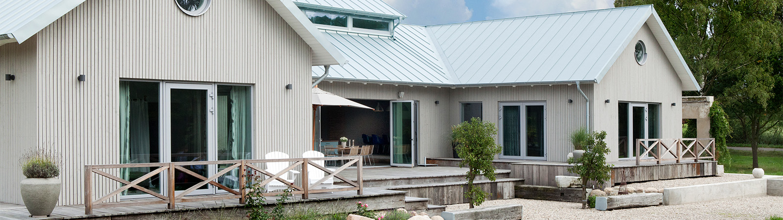White cladding of a house - Osmo makes it easy for you to find the perfect timber cladding.
