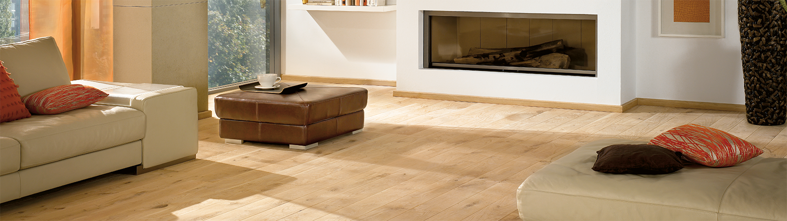 Osmo Wohngesunde Holzoberflächen zu Hause - mit natürlichen Wachsen, Ölen und Holz im Wohnzimmer.