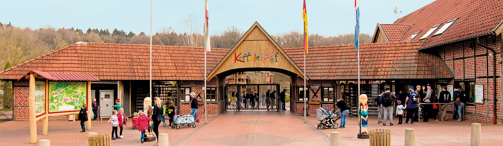 Osmo Referenz - Eingang des Ketteler Hof Erlebnispark in Haltern mit vielen Besuchern und vielen Kindern