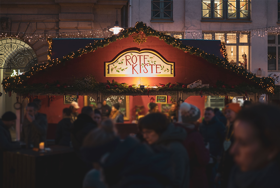 The "Rote Kiste" stand at the Christmas Market at Lake Constance was treated with Osmo Landhausfarbe