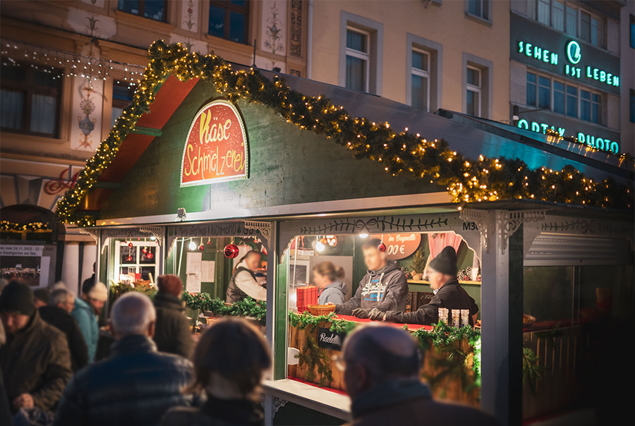Thanks to Osmo Landhausfarbe, the cheese stand at the Christmas Market is decorated in festive colours