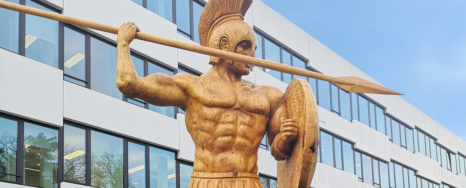 Diese Holzskulptur von Res Hofmann ist mit Osmo UV-Schutz-Öl optimal geschützt.