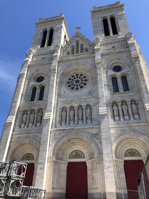 Nach einem Brand wieder restauriert – Kirche Basilika Saint-Donatien zählt zu den Osmo Referenzen für Farbe und Anstrichsysteme