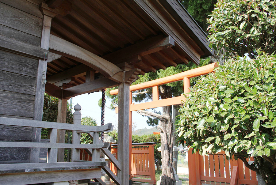 Tempelgebäude mit Blick auf das Torii mit Osmo Landhausfarbe in Sonderfarbton "Japanrot"