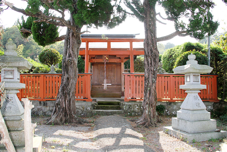 Eingangsbereich der Tempelanlage in Japan mit dem roten Torii mit Osmo Landhausfarbe