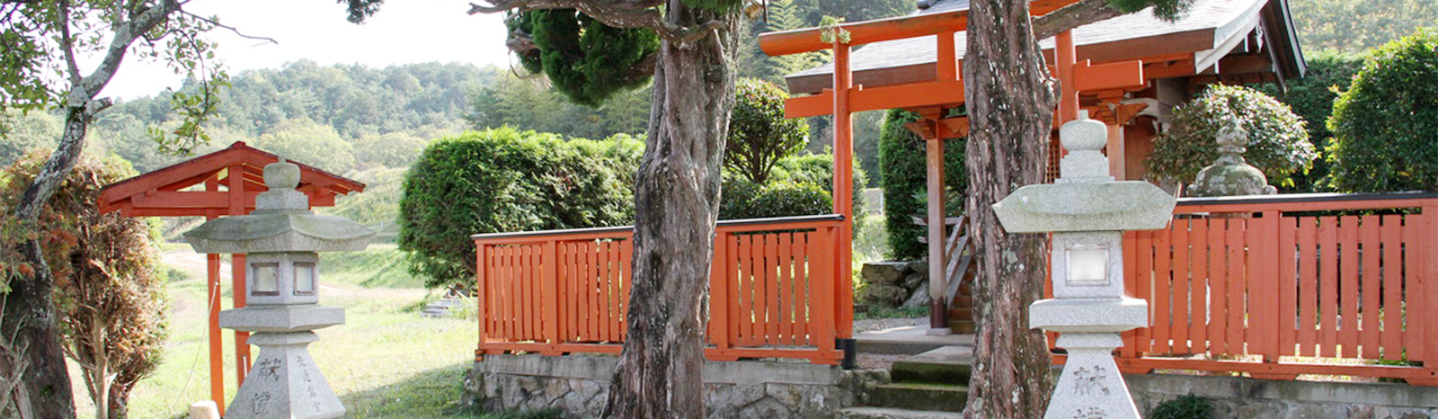 Torii und Zaun einer Shinto Tempelanlage in Japan gestrichen mit Osmo Landhausfarbe Japanrot