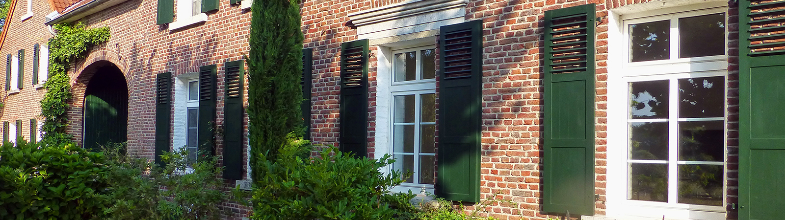 Osmo Farbe und Anstrichsysteme für Holzoberflächen der Türen, Fenster und Fensterläden. Gepflegtes Äußeres am Haus mit den Osmo Holzanstrichen