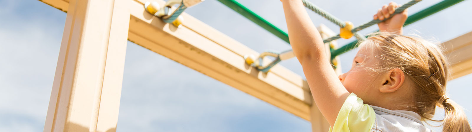 Ein Spielgerät für Kinder wurde mit Osmo Farbe und Anstriche gestrichen, unbedenklich für Mensch und Tier und Sicher für langlebigen Holzschutz im Außenbereich