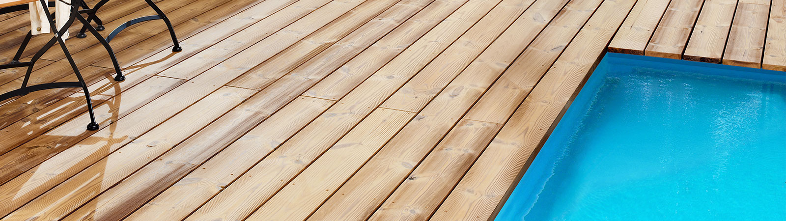 Osmo Anstriche und Farbe für Holzoberflächen im Außenbereich wie Treppen, Poolumrandungen und Podeste