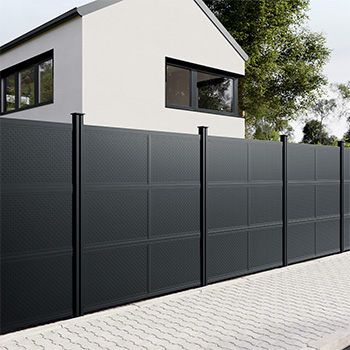 Alu-Fence Forsdal ist ein Schall- und Sichtschutz in einem mit einer modernen Optik für Ihren Garten