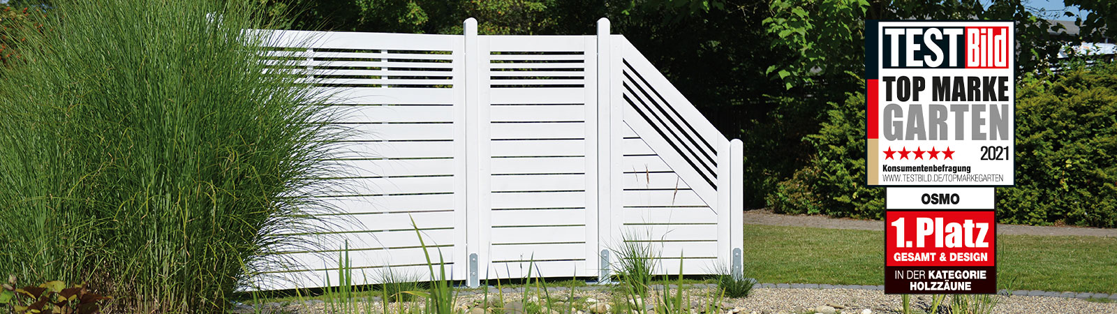 Osmo privacy fencing Rondo in white next to a garden pond