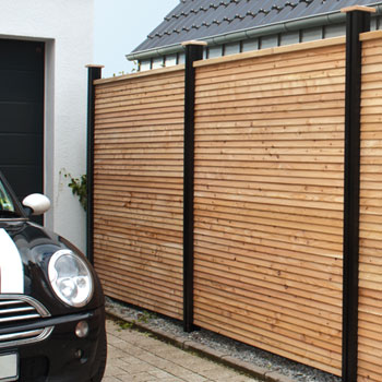 Osmo privacy screen Juel as a divider along the driveway