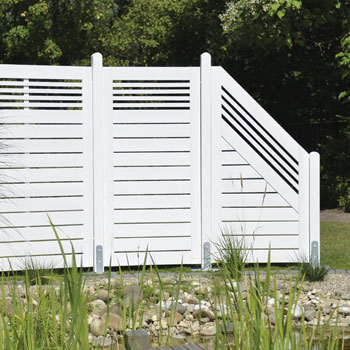 Wooden Osmo privacy screen Rondo factory-finished in white at a garden pond
