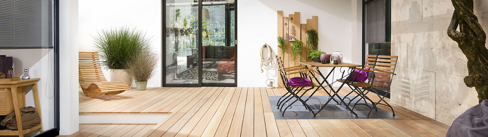 Modern garden deck design with Osmo deck boards made of smooth Bangkirai wood