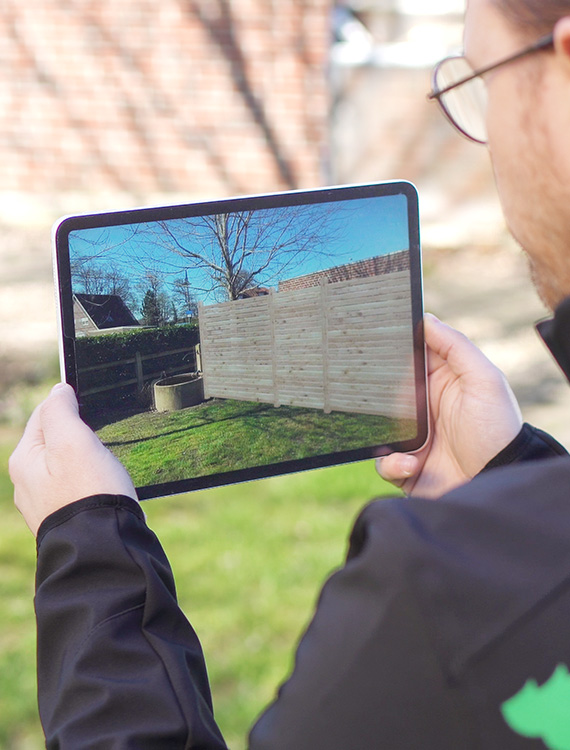 Mann plant seinen Sichtschutz mit dem Osmo Sichtblendenkonfigurator