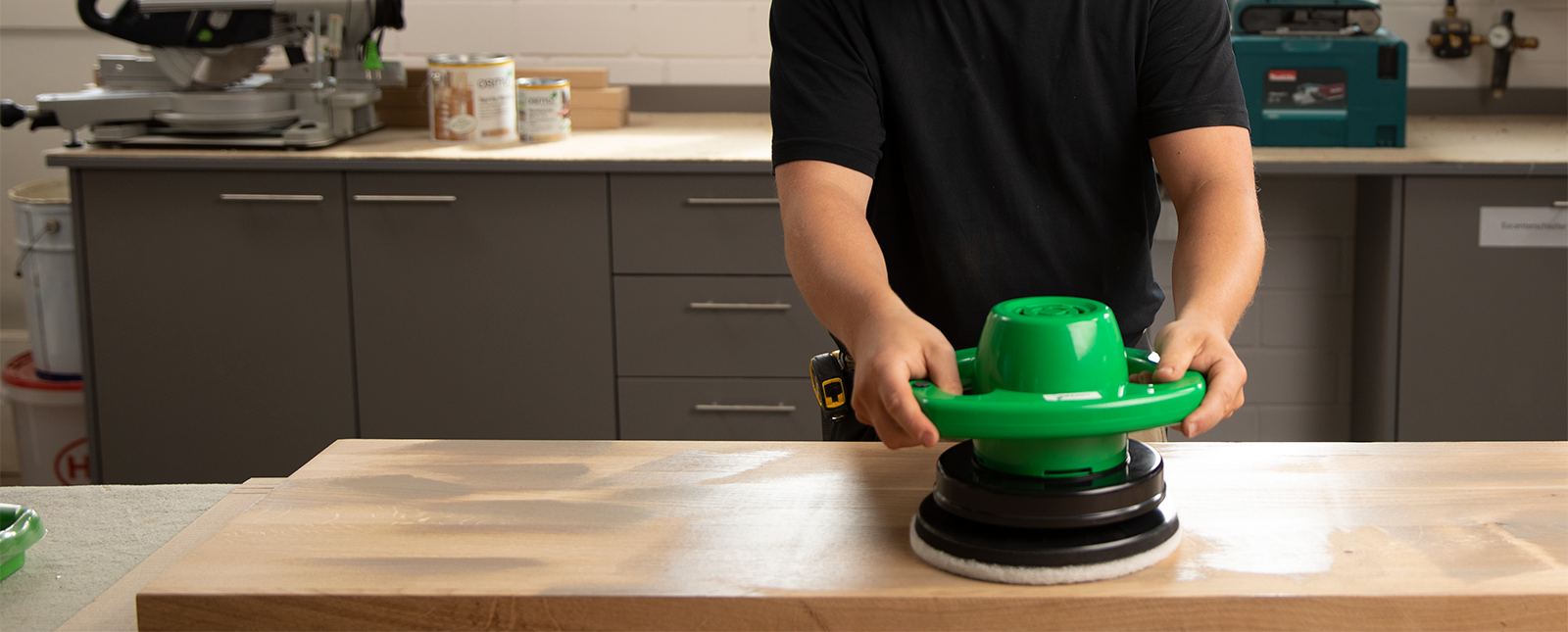 Der Verarbeiter behandelt das Holz dank Osmo HandXcenter effizienter - Profi-Tipp